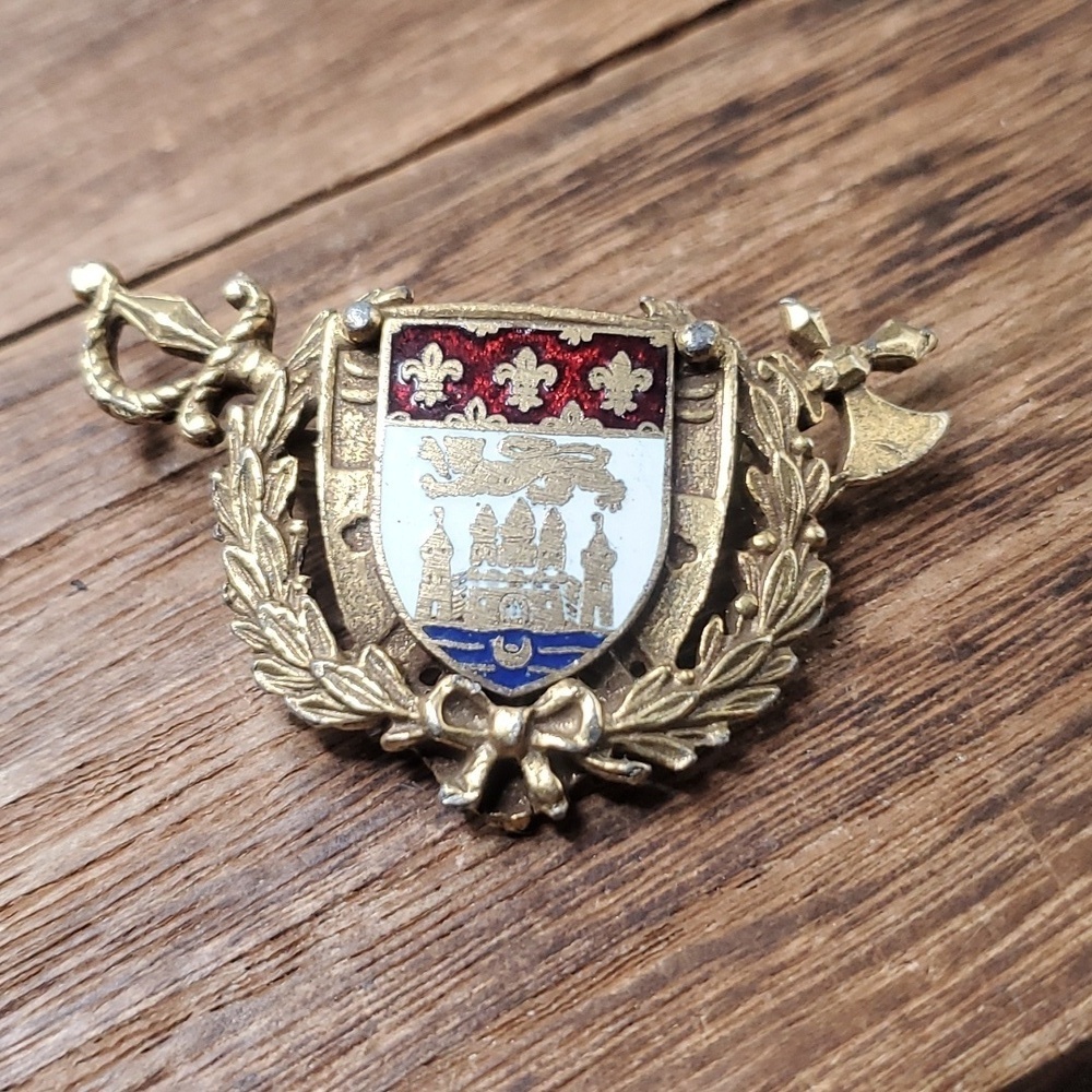 Coro vintage gold tone red white blue enamel shield crest heraldic‎ brooch B807